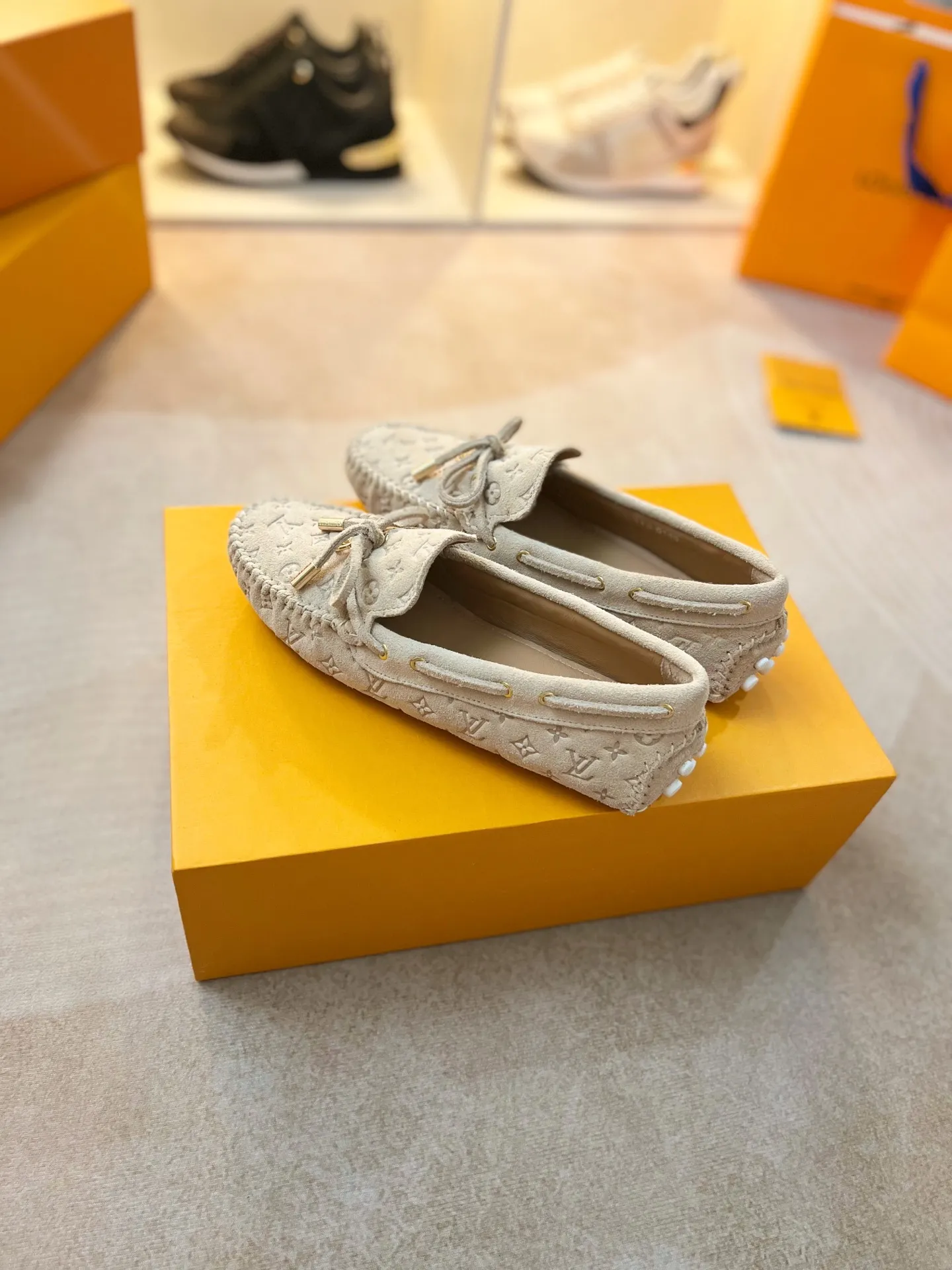 p460💰Couple model❤️🇫🇷 𝙇𝙤𝙪𝙞𝙨 𝙑𝙪𝙞𝙩𝙩𝙤𝙣 🇫🇷Louis Vuitton 2023 Classic𝓛𝓿 𝓣𝓻𝓪𝓲𝓷𝓮𝓻 Sports Series ➪➪➪¯ [Arizona Doudou Shoes Series] ▪️▪️▪️Arizona slip-on shoes are made of Monogram Eclipse canvas. Its hand-painted and dyed edges and hand-sewn uppers fully demonstrate Louis Vuitton's traditional shoemaking craftsmanship. This slip-on shoe is very lightweight. The integrated tongue and upper make it particularly comfortable and flexible. The soft outsole is equipped with rubber padding. Decorated with matching sash. Detailed features: ☑️Monogram Eclipse canvas ☑️Black Eclipse pattern ☑️Hand-painted shoe edges ☑️Hand-sewn uppers (each pair takes time to process) ☑️Integrated tongue and upper construction ☑️Outsole equipped with rubber lining ☑️size: 35_46